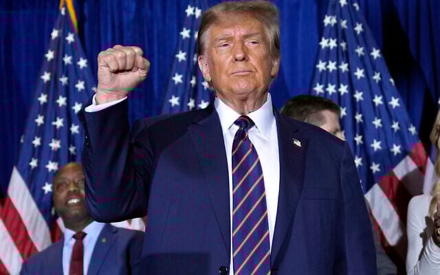Le candidat républicain à la présidence Donald Trump après s'être exprimé lors d'une soirée électorale des Primaires à Nashua, dans le New Hampshire, le 23 janvier 2024. (Crédit : AP Photo/Matt Rourke) Le candidat républicain à la présidence Donald Trump après s'être exprimé lors d'une soirée électorale des Primaires à Nashua, dans le New Hampshire, le 23 janvier 2024. (Crédit : AP Photo/Matt Rourke)