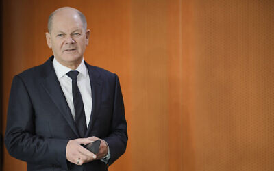 Le chancelier allemand Olaf Scholf arrive à une rencontre du cabinet du gouvernement allemand, à Berlin, le 24 janvier 2024. (Crédit : Markus Schreiber/AP)