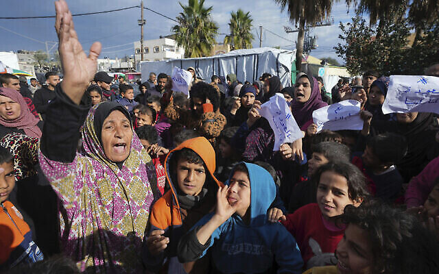 Des manifestants palestiniens exigent la fin de la guerre avec Israël et demandent la libération des otages israéliens détenus dans la bande de Gaza par l'organisation du Hamas, à Deir al Balah, dans la bande de Gaza, le mercredi 24 janvier 2024. (Crédit : AP/Adel Hana)