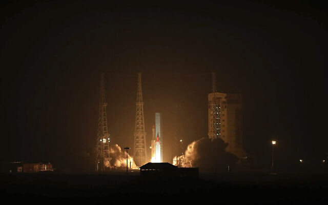 Le lancement d'une fusée porteuse de satellite, au port spatial Imam Khomeini, dans la province rurale de Semnan, le 28 janvier 2024. (Crédit : Ministère de la défense iranien via AP)