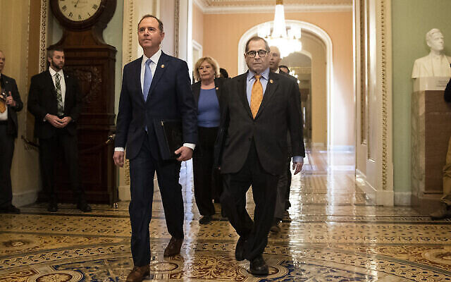 Illustration : Le président de la commission du renseignement de la Chambre des Représentants, Adam Schiff, démocrate de Californie, à l'avant gauche, et le président de la commission judiciaire de la Chambre, le représentant Jerrold Nadler, démocrate de New York, et d'autres responsables de la procédure de destitution, se dirigent vars le Sénat, au Capitole, à Washington, le 16 janvier 2020. (Crédit : Matt Rourke/AP) Illustration : Le président de la commission du renseignement de la Chambre des Représentants, Adam Schiff, démocrate de Californie, à l'avant gauche, et le président de la commission judiciaire de la Chambre, le représentant Jerrold Nadler, démocrate de New York, et d'autres responsables de la procédure de destitution, se dirigent vars le Sénat, au Capitole, à Washington, le 16 janvier 2020. (Crédit : Matt Rourke/AP)