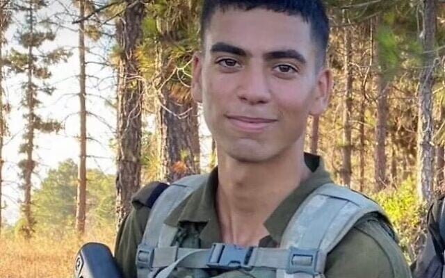 Photo non-datée du caporal Adir Tahar, 19 ans, qui est mort alors qu'il combattait les terroristes du Hamas, le 7 octobre 2023. (Crédit : Armée israélienne) Photo non-datée du caporal Adir Tahar, 19 ans, qui est mort alors qu'il combattait les terroristes du Hamas, le 7 octobre 2023. (Crédit : Armée israélienne)
