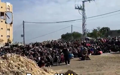 Capture d'écran d'une vidéo postée sur X montrant des manifestants gazaouis dénoncer le Hamas, des images publiées par le COGAT, le 27 janvier 2024. (Capture d'écran : COGAT)