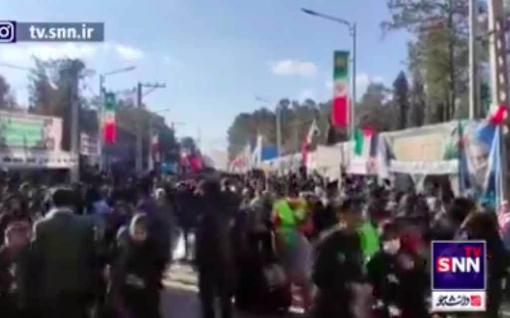 Des Iraniens se précipitent après des explosions survenues le 3 janvier 2024 près de la tombe de Qassem Soleimani, l'homme clé du régime iranien tué en janvier 2020, à l'âge de 62 ans, lors d'une attaque de drone américain en Irak. (Crédit : capture d'écran)