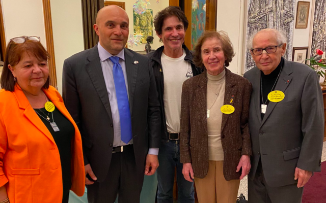 L’ambassadeur de France en Israël Frédéric Journès (2e à gauche) et les époux Serge et Beate Klarsfeld (à droite), à l’ambassade de France à Tel Aviv, le 8 janvier 2024. (Crédit : Ambassade de France en Israël)