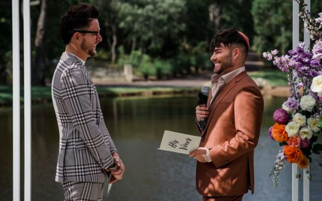 Jay Lazarus (à droite) et son partenaire lors de leur mariage. (Crédit : jay.lazarus86 / Instagram)