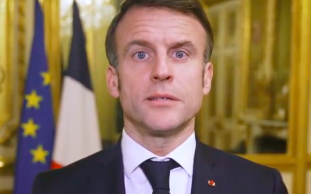 Le président français Emmanuel Macron, s'exprimant au 100e jour de l'assaut du Hamas et de la prise d'otages, le 13 janvier 2024. (Crédit : Capture d'écran via X)