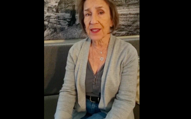 Adele Raemer, survivante de l'assaut perpétré par le Hamas, le 7 octobre, qui habite au kibboutz Nirim. (Crédit : capture d'écran Facebook)