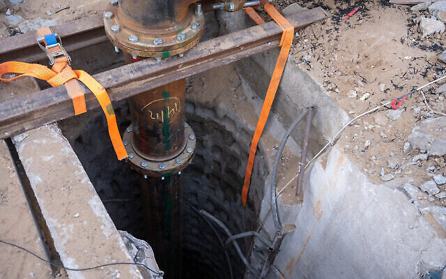 Un tuyau inondant un tunnel du Hamas, près de la place de Palestine, dans le quartier de Rimal à Gaza, le 19 décembre 2023. (Crédit : Emanuel Fabian/Times of Israël) Un tuyau inondant un tunnel du Hamas, près de la place de Palestine, dans le quartier de Rimal à Gaza, le 19 décembre 2023. (Crédit : Emanuel Fabian/Times of Israël)