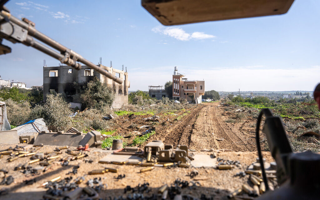 Les forces israéliennes en opération  dans le quartier de Tuffah, à Gaza City, le 21 janvier 2024. (Crédit : Emanuel Fabian/Times of Israel)