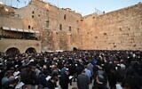 Des hommes assistant à un événement de prière de masse pour les otages israéliens à Gaza, au mur Occidental, à Jérusalem, le 10 janvier 2024. (Crédit : Canaan Lidor/Times of Israel)