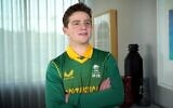 David Teeger, le capitaine de l'équipe de cricket d'Afrique du Sud dans la catégorie des moins de 19 ans. (Crédit : Capture d'écran de YouTube/The South African Jewish Report via la JTA)