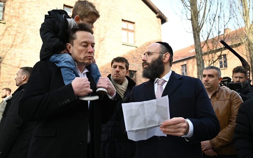 Elon Musk, avec son fils X Æ A-Xii sur ses épaules, parle avec le rabbin Menachem Margolin au musée d’Auschwitz-Birkenau, en Pologne le 22 janvier 2024. (Crédit : Yoav Dudkevitch) Elon Musk, avec son fils X Æ A-Xii sur ses épaules, parle avec le rabbin Menachem Margolin au musée d’Auschwitz-Birkenau, en Pologne le 22 janvier 2024. (Crédit : Yoav Dudkevitch)
