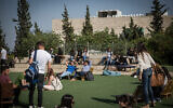 Des étudiants pendant leur pause à l'université de Haïfa, le 11 avril 2016. (Crédit : Hadas Parush/Flash90)