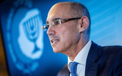 Le gouverneur de la Banque centrale d'Israël, Amir Yaron, s'exprimant lors d'une conférence de presse, à la Banque d'Israël, à Jérusalem, le 2 janvier 2022. (Crédit : Yonatan Sindel/Flash90)
