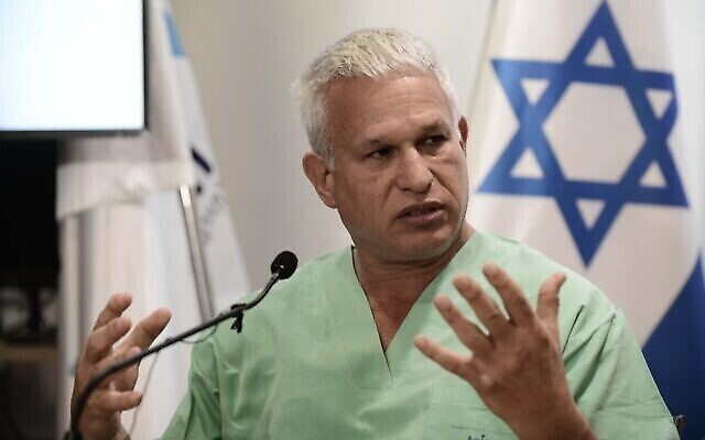 Le Dr. Chen Kugel, directeur du Centre national de médecine légale (Abu Kabir) s'exprimant lors d'une conférence de presse sur le processus d'identification des victimes de l'attaque meurtrière du Hamas contre les communautés du sud le 7 octobre 2023, à Jaffa, le 16 octobre 2023. (Crédit : Tomer Neuberg/Flash90) Le Dr. Chen Kugel, directeur du Centre national de médecine légale (Abu Kabir) s'exprimant lors d'une conférence de presse sur le processus d'identification des victimes de l'attaque meurtrière du Hamas contre les communautés du sud le 7 octobre 2023, à Jaffa, le 16 octobre 2023. (Crédit : Tomer Neuberg/Flash90)