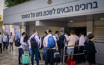 Les bureaux de recrutement de l’armée israélienne, à Tel HaShomer, près de Tel Aviv, le 23 octobre 2023. (Crédit : Avshalom Sassoni/Flash90)