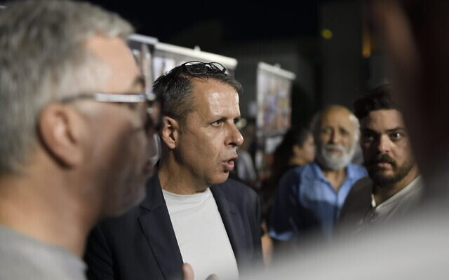 Ronen Tzur, porte-parole du Forum des familles d'otages et de personnes disparues, assiste à un événement sur la place des otages, demandant au gouvernement israélien d'agir en faveur de la libération immédiate des otages, le 28 octobre 2023. (Crédit : Gili Yaari /Flash 90) Ronen Tzur, porte-parole du Forum des familles d'otages et de personnes disparues, assiste à un événement sur la place des otages, demandant au gouvernement israélien d'agir en faveur de la libération immédiate des otages, le 28 octobre 2023. (Crédit : Gili Yaari /Flash 90)