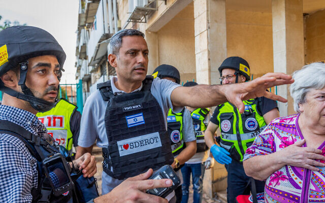 Le maire de Sderot Alon Davidi (au centre) sur le site où une roquette tirée depuis la bande de Gaza est retombée, entraînant des dégâts à Sderot, dans le sud d'Israël, le 24 octobre 2023. (Crédit : Yossi Aloni/Flash90) Le maire de Sderot Alon Davidi (au centre) sur le site où une roquette tirée depuis la bande de Gaza est retombée, entraînant des dégâts à Sderot, dans le sud d'Israël, le 24 octobre 2023. (Crédit : Yossi Aloni/Flash90)