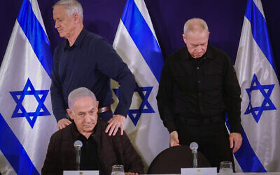 Le Premier ministre Benjamin Netanyahu, le ministre de la Défense Yoav Gallant et le ministre Benny Gantz donnent une conférence de presse conjointe dans les locaux du ministère de la Défense, à Tel Aviv, le 11 novembre 2023. (Crédit : Marc Israël Sellem/Pool)
