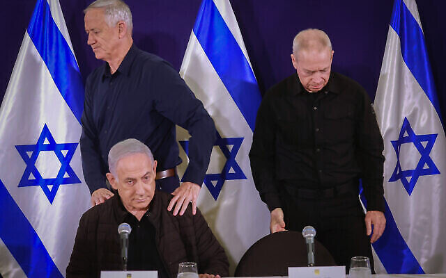 Le Premier ministre Benjamin Netanyahu, le ministre de la Défense Yoav Galant et le ministre Benny Gantz donnent une conférence de presse conjointe dans les locaux du ministère de la Défense, à Tel Aviv, le 11 novembre 2023. (Crédit : Marc Israël Sellem/Pool) Le Premier ministre Benjamin Netanyahu, le ministre de la Défense Yoav Galant et le ministre Benny Gantz donnent une conférence de presse conjointe dans les locaux du ministère de la Défense, à Tel Aviv, le 11 novembre 2023. (Crédit : Marc Israël Sellem/Pool)
