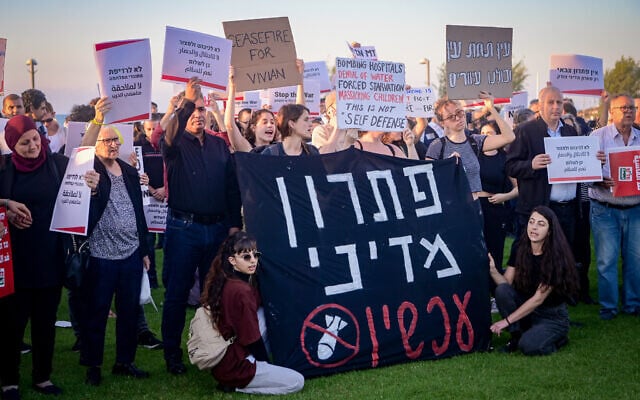 Illustration : Manifestation contre la guerre à Gaza déclenchée par l'attaque du Hamas le 7 octobre, à Tel Aviv, le 18 novembre 2023. (Crédit : Avshalom Sassoni/Flash90)