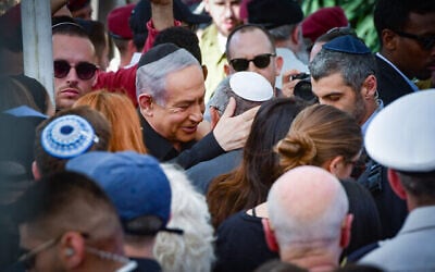 Le Premier ministre Benjamin Netanyahu (au centre à gauche) console le ministre du cabinet de guerre et ex-chef d'état-major de Le Premier ministre Benjamin Netanyahu (au centre à gauche) console Gadi Eisenkot (au centre, coiffé d’une kippa blanche), ancien ministre du cabinet de guerre et ancien chef d’état-major de Tsahal, lors des funérailles du fils de ce dernier, le sergent-chef (Rés.) Gal Meir Eisenkot, tué le 7 décembre lors d’une opération terrestre de Tsahal dans la bande de Gaza, à Herzliya, le 8 décembre 2023. (Crédit : Avshalom Sassoni/Flash90) Le Premier ministre Benjamin Netanyahu (au centre à gauche) console le ministre du cabinet de guerre et ex-chef d'état-major de Le Premier ministre Benjamin Netanyahu (au centre à gauche) console Gadi Eisenkot (au centre, coiffé d’une kippa blanche), ancien ministre du cabinet de guerre et ancien chef d’état-major de Tsahal, lors des funérailles du fils de ce dernier, le sergent-chef (Rés.) Gal Meir Eisenkot, tué le 7 décembre lors d’une opération terrestre de Tsahal dans la bande de Gaza, à Herzliya, le 8 décembre 2023. (Crédit : Avshalom Sassoni/Flash90)