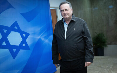 Le ministre Israel Katz arrivant à une rencontre du gouvernement au bureau du Premier ministre, à Jérusalem, le 10 décembre 2023. (Crédit : Yonatan Sindel/Flash90)