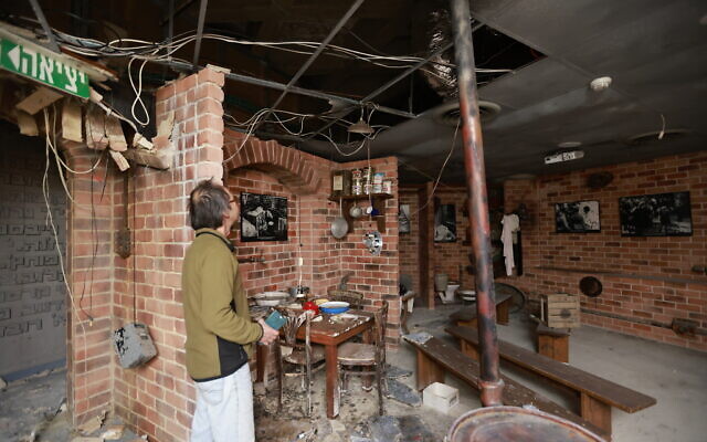 Un homme regarde les dommages causés au musée Yad Mordechai par une roquette tirée depuis la bande de Gaza il y a quelques semaines, dans le kibboutz Yad Mordechai, le 21 décembre 2023. (Crédit : Yossi Zamir/Flash90) Un homme regarde les dommages causés au musée Yad Mordechai par une roquette tirée depuis la bande de Gaza il y a quelques semaines, dans le kibboutz Yad Mordechai, le 21 décembre 2023. (Crédit : Yossi Zamir/Flash90)