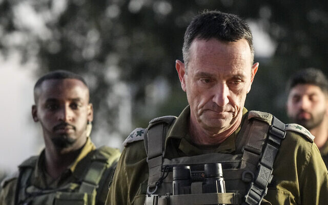 Le chef d'état-major de l’armée israélienne, Herzi Halevi, faisant une déclaration aux médias, depuis une base militaire, dans le sud d'Israël, le 26 décembre 2023. (Crédit : Flash90)