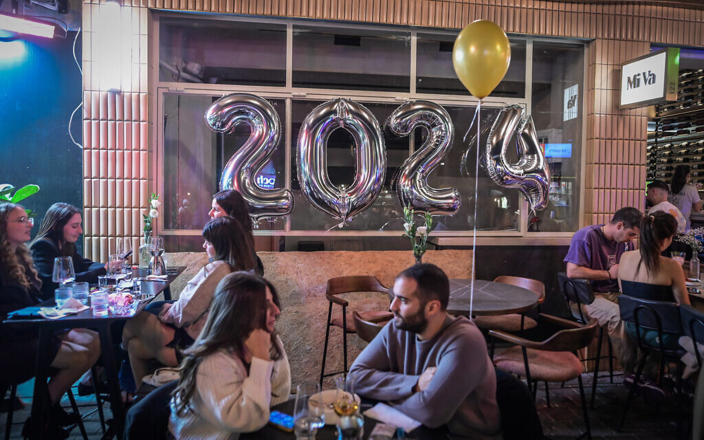 Des Israéliens célèbrent le Nouvel An civil, à Tel Aviv, le 31 décembre 2023. (Crédit : Avshalom Sassoni/Flash90)