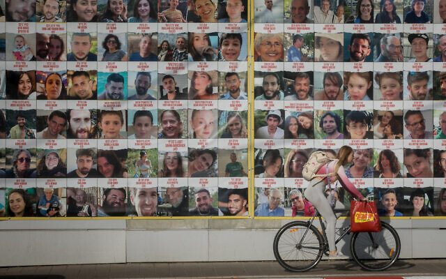 Des gens passant devant des photos de civils pris en otage par des terroristes du Hamas à Gaza, à Tel Aviv, le 4 janvier 2023. (Crédit : Miriam Alster/FLASH90) Des gens passant devant des photos de civils pris en otage par des terroristes du Hamas à Gaza, à Tel Aviv, le 4 janvier 2023. (Crédit : Miriam Alster/FLASH90)