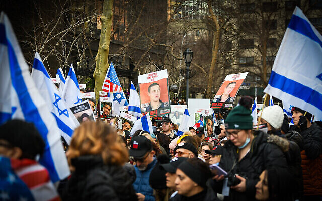 Des manifestants participant à un rassemblement appelant à la libération des otages israéliens détenus par les terroristes du Hamas dans la bande de Gaza, devant le siège des Nations Unies, à New York, le 12 décembre 2023. (Crédit : Arie Leib Abrams/Flash90) Des manifestants participant à un rassemblement appelant à la libération des otages israéliens détenus par les terroristes du Hamas dans la bande de Gaza, devant le siège des Nations Unies, à New York, le 12 décembre 2023. (Crédit : Arie Leib Abrams/Flash90)
