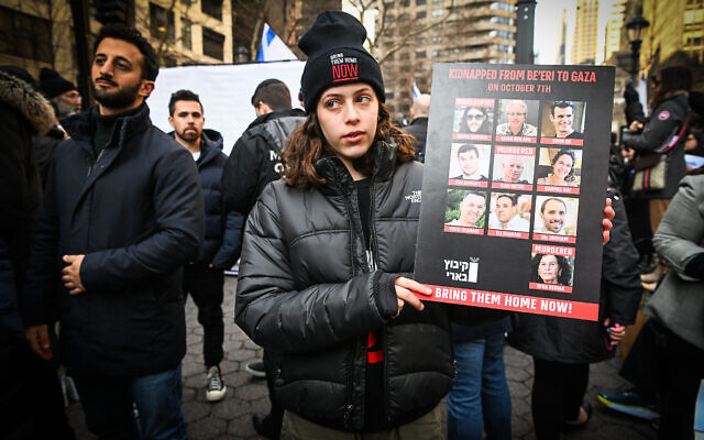 L'otage libérée Hila Rotem Shoshani participant à un rassemblement appelant à la libération des otages israéliens détenus par les terroristes du Hamas dans la bande de Gaza, devant le siège des Nations Unies, à New York, le 12 décembre 2024. (Crédit : Arie Leib Abrams/Flash90) L'otage libérée Hila Rotem Shoshani participant à un rassemblement appelant à la libération des otages israéliens détenus par les terroristes du Hamas dans la bande de Gaza, devant le siège des Nations Unies, à New York, le 12 décembre 2024. (Crédit : Arie Leib Abrams/Flash90)