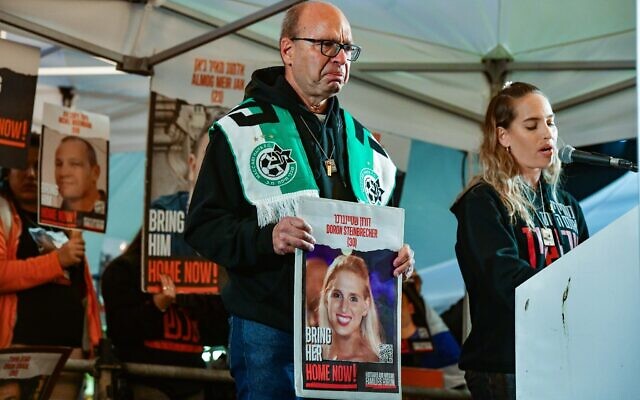 La famille de l'otage Doron Steinbrecher lors du rassemblement appelant à la libération des otages du Hamas,"Place des Otages" à Tel Aviv, le 13 janvier 2024. (Crédit : Avshalom Sassoni/Flash90) La famille de l'otage Doron Steinbrecher lors du rassemblement appelant à la libération des otages du Hamas,"Place des Otages" à Tel Aviv, le 13 janvier 2024. (Crédit : Avshalom Sassoni/Flash90)