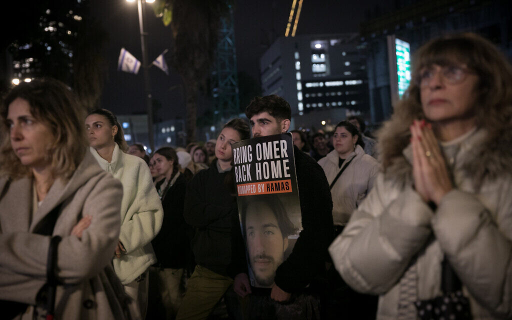 Des personnes participent à un rassemblement de 24 heures appelant à la libération des otages pris par les terroristes du Hamas dans la bande de Gaza, à Tel Aviv, Israël, dimanche 14 janvier 2024. (Crédit : Miriam Alster/Flash90)