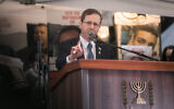 Le président Isaac Herzog s'exprimant lors d'un rassemblement de 24 heures pour les otages, marquant le 100e jour depuis le début de la guerre entre Israël et le Hamas, sur la Place des Otages, à Tel Aviv, le 14 janvier 2024. (Crédit : Miriam Alster/Flash90)