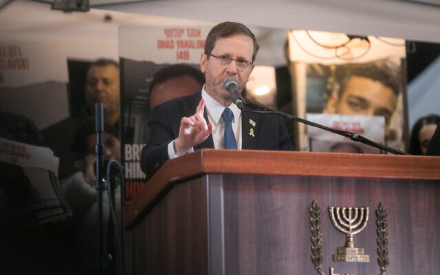 Le président Isaac Herzog s'exprimant lors d'un rassemblement de 24 heures pour les otages, marquant le 100e jour depuis le début de la guerre entre Israël et le Hamas, sur la Place des Otages, à Tel Aviv, le 14 janvier 2024. (Crédit : Miriam Alster/Flash90) Le président Isaac Herzog s'exprimant lors d'un rassemblement de 24 heures pour les otages, marquant le 100e jour depuis le début de la guerre entre Israël et le Hamas, sur la Place des Otages, à Tel Aviv, le 14 janvier 2024. (Crédit : Miriam Alster/Flash90)