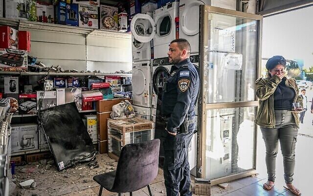 Point d'impact de roquettes à Netivot,dans le sud du pays, après des tirs localisés dans la bande de Gaza, le 16 janvier 2024. (Crédit : Flash90)