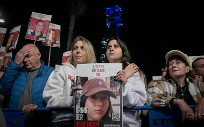 Shira Albag (deuxième à gauche) et sa fille Shaï brandissant une photo de Liri Albag sur la "Place des Otages", à Tel Aviv, le 20 janvier 2024. (Crédit : Miriam Alster/Flash90)