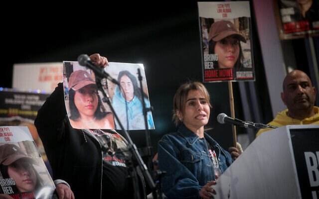 Shira Albag évoque sa fille, Liri, lors d'un rassemblement réclamant la libération des otages kidnappés par le Hamas sur la "Place des Otages", à Tel Aviv, le 20 janvier 2024. (Crédit : Miriam Alster/Flash90) Shira Albag évoque sa fille, Liri, lors d'un rassemblement réclamant la libération des otages kidnappés par le Hamas sur la "Place des Otages", à Tel Aviv, le 20 janvier 2024. (Crédit : Miriam Alster/Flash90)