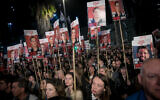 Des Israéliens lors d'un rassemblement réclamant la libération des otages détenus à Gaza par les terroristes palestiniens sur la "Place des Otages", à Tel Aviv, le 20 janvier 2024. (Crédit : Miriam Alster/Flash90)