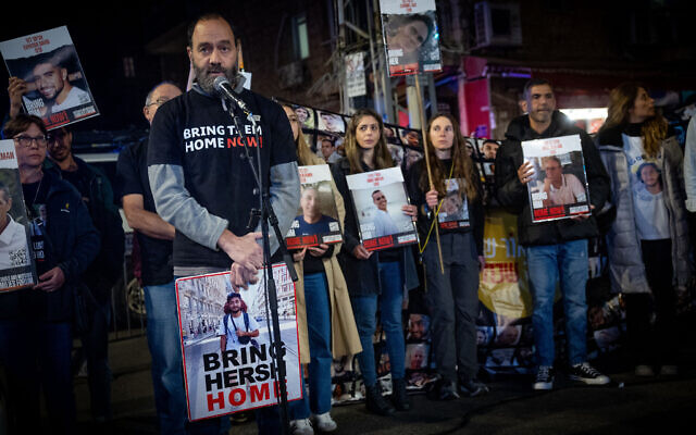 Jon Polin, père de l'otage Hersh Goldberg-Polin, lors d'une manifestation devant la résidence privée du Premier ministre Benjamin Netanyahu, rue Azza, à Jérusalem, le 21 janvier 2024. (Crédit : Yonatan Sindel/Flash90)