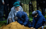 Des proches du soldat israélien Elkana Vizel assistent à ses funérailles au cimetière militaire du mont Herzl, à Jérusalem, le 23 janvier 2024. (Crédit : Yonatan Sindel/Flash90)