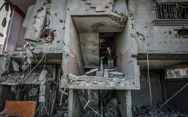 Des Palestiniens près d'un bâtiment détruit par une frappe aérienne israélienne à Rafah, dans le sud de la bande de Gaza, le 25 janvier 2024. (Crédit : Abed Rahim Khatib/Flash90) Des Palestiniens près d'un bâtiment détruit par une frappe aérienne israélienne à Rafah, dans le sud de la bande de Gaza, le 25 janvier 2024. (Crédit : Abed Rahim Khatib/Flash90)