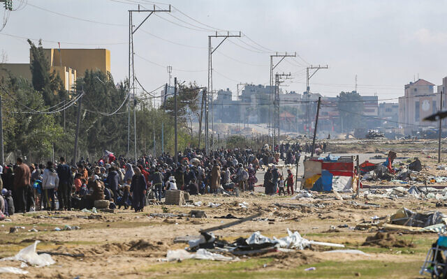 Les chars israéliens sécurisent le secteur pendant que les Palestiniens évacuent la zone des combats de Khan Younès vers Rafah, dans le sud de la bande de Gaza, le 26 janvier 2024. (Crédit : Atia Mohammed/Flash90)