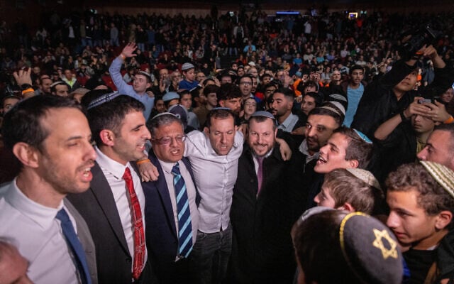 Des ministres et des députés dansant lors de la conférence "Les implantations apportent la sécurité " pour promouvoir la reconstruction des implantations juives à Gaza, au Centre de conventions internationales de Jérusalem, le 28 janvier 2024. (Crédit : Chaïm Goldberg/Flash90) Des ministres et des députés dansant lors de la conférence "Les implantations apportent la sécurité " pour promouvoir la reconstruction des implantations juives à Gaza, au Centre de conventions internationales de Jérusalem, le 28 janvier 2024. (Crédit : Chaïm Goldberg/Flash90)