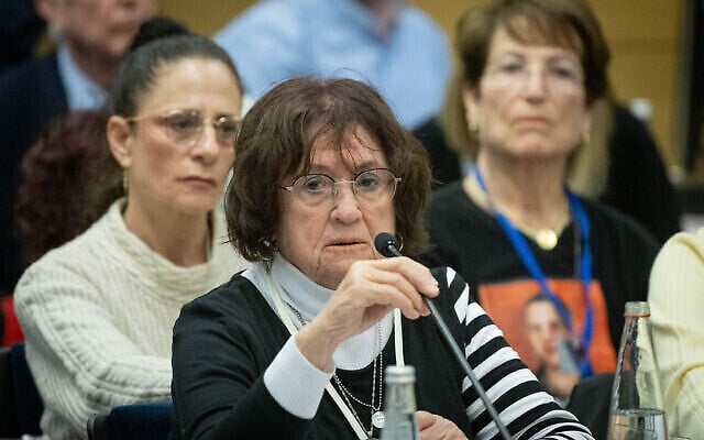 Bella Haim, la grand-mère de Yotam Haïm, tué par des soldats israéliens après avoir échappé des mains du Hamas, dans la bande de Gaza, s'exprime lors d'une conférence donnée pour la Journée internationale de la Shoah à la Knesset, le 30 janvier 2024. (Crédit : Chaim Goldberg/Flash90) Bella Haim, la grand-mère de Yotam Haïm, tué par des soldats israéliens après avoir échappé des mains du Hamas, dans la bande de Gaza, s'exprime lors d'une conférence donnée pour la Journée internationale de la Shoah à la Knesset, le 30 janvier 2024. (Crédit : Chaim Goldberg/Flash90)