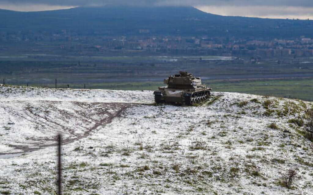 Un char ancien dans la neige, sur le plateau du Golan, dans le nord d'Israël, le 31 janvier 2024. (Crédit : Ayal Margolin/Flash90)