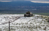 Un char ancien dans la neige, sur le plateau du Golan, dans le nord d'Israël, le 31 janvier 2024. (Crédit : Ayal Margolin/Flash90)